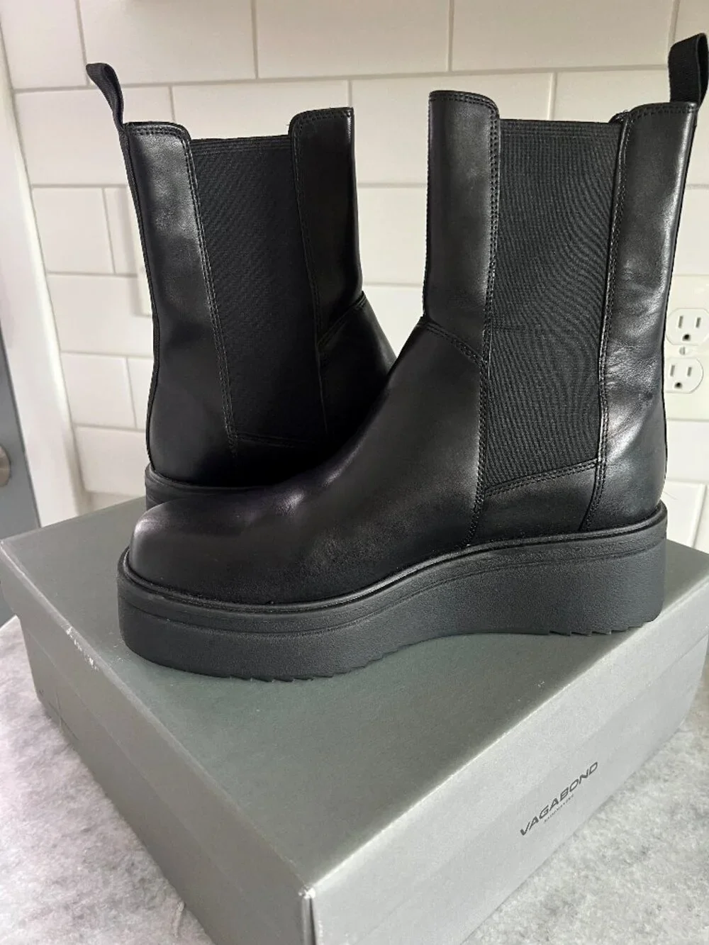 Vagabond Tara Chelsea Boots- Womens Size 9 US